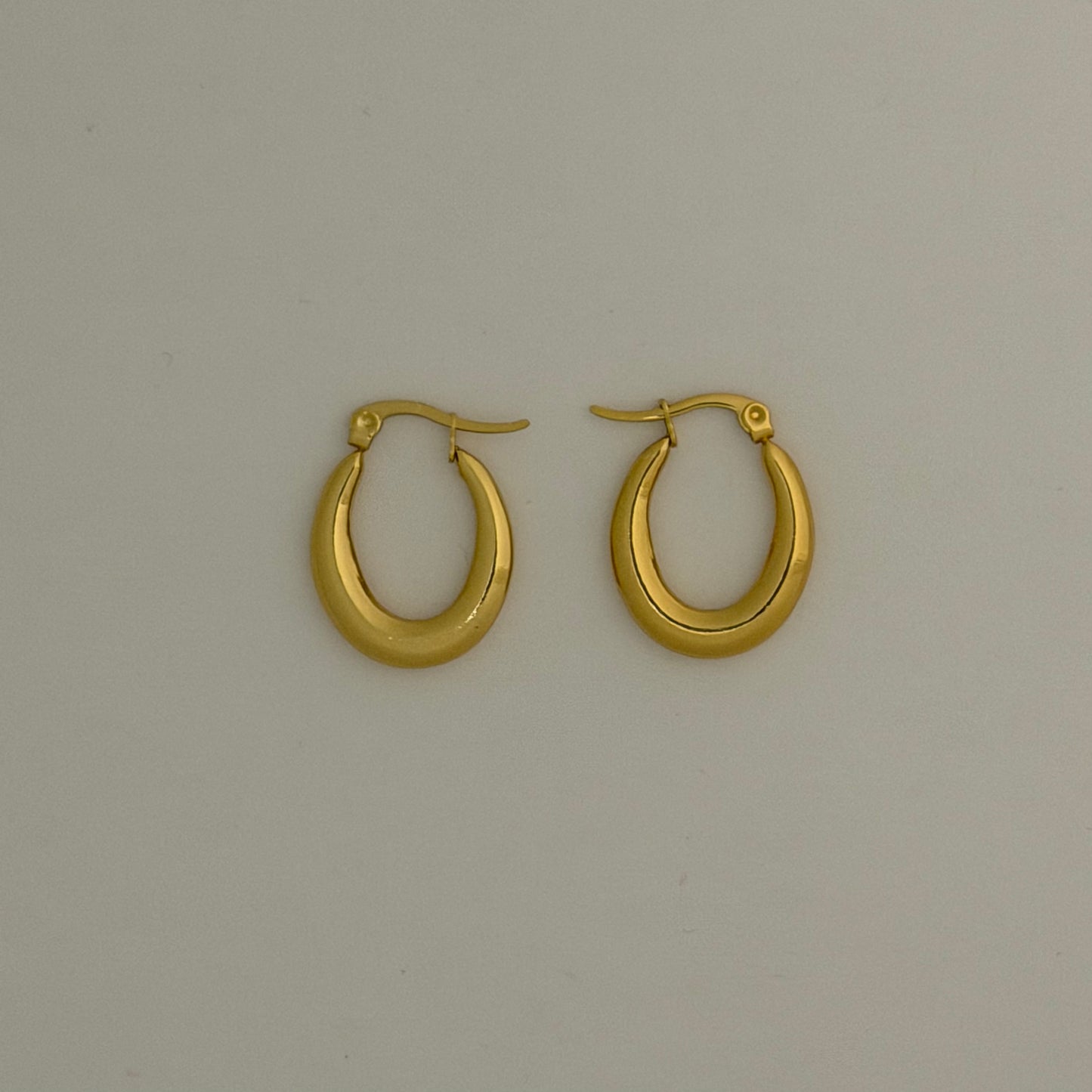 Aura Classic Oval Hoops