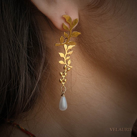 Lunaria Pearl Trail Earring