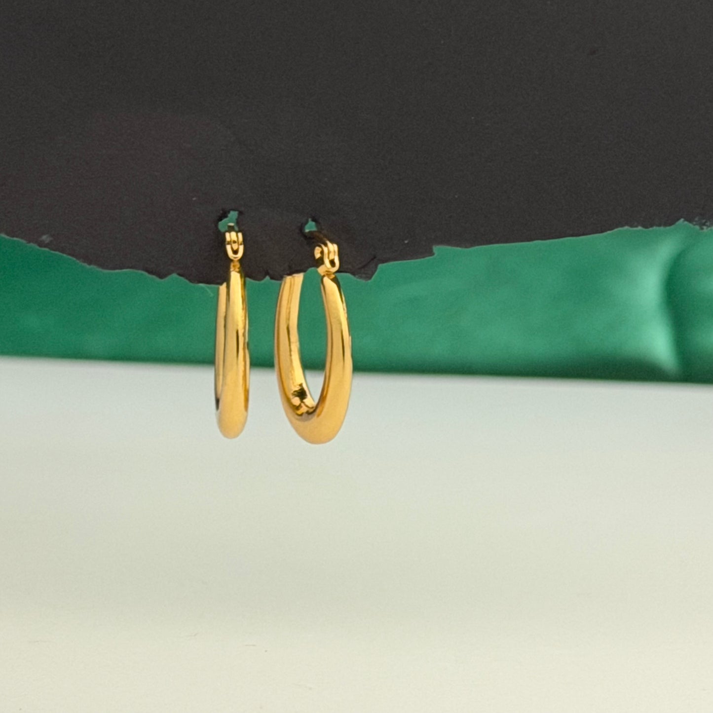 Aura Classic Oval Hoops