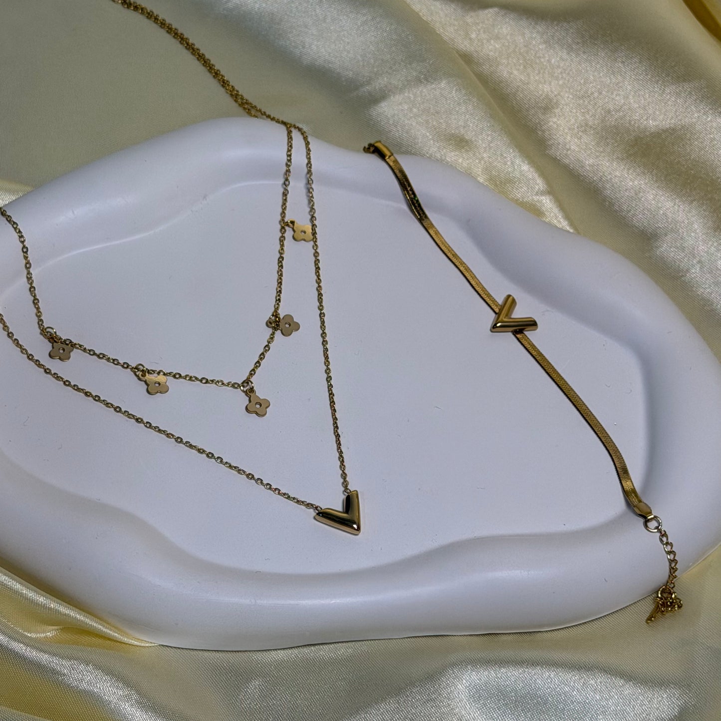Golden V Grace Chain & Bracelet Combo