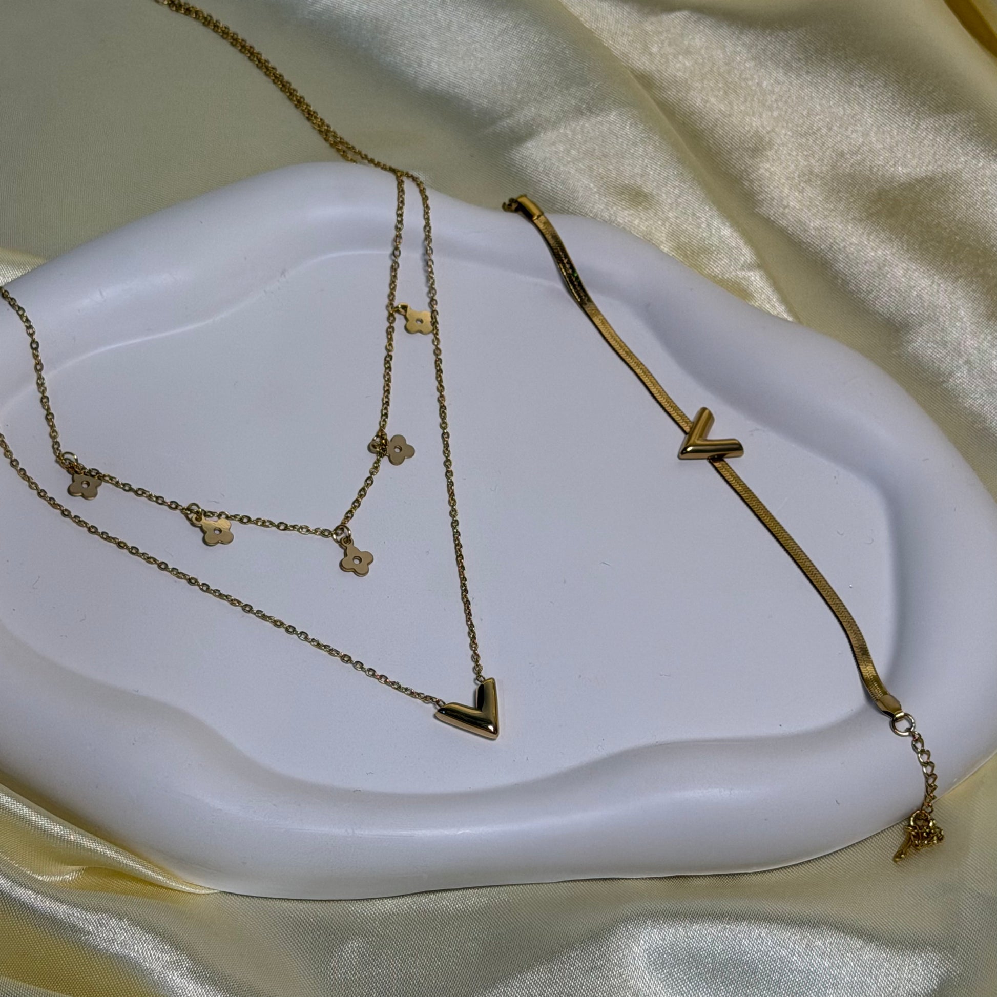 Golden V Grace Chain & Bracelet Combo