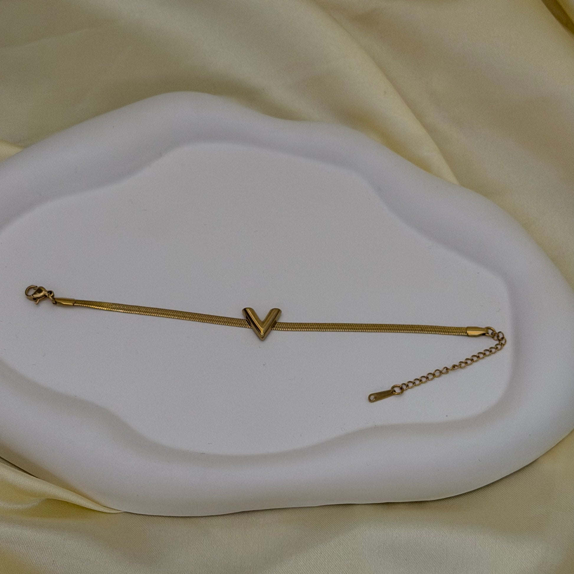 Golden V Grace Chain & Bracelet Combo